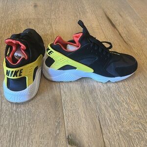BRAND NEW Women’s Nike Air Huarache 8.5 -Never Been Worn